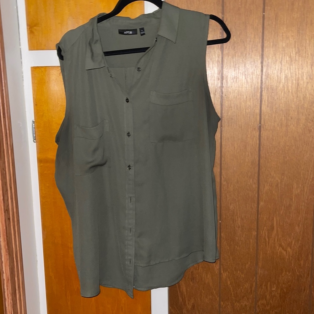 Womens Apt 9 button down tank top. Size XL